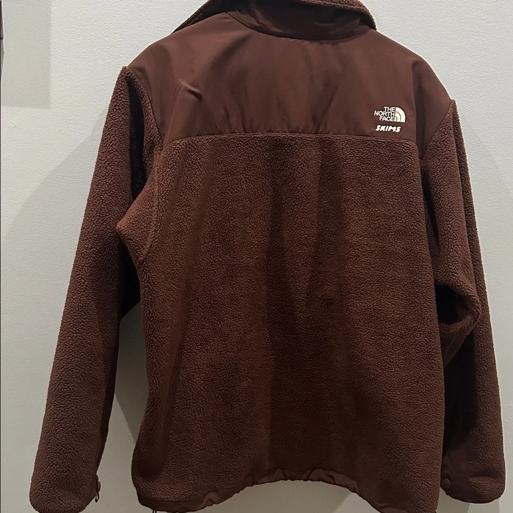 THE NORTH FACE X SKIMS 1995 RETRO DENALI FLEECE JACKET in brown. Size Large. - Picture 6 of 7